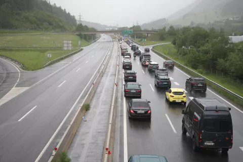 Avtocesta AC kolona vozil pred predorom Karavanke Hrušica zastoji vozila reševalni pas / Foto: Gorazd Kavčič