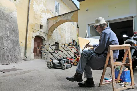 Osnovna tema drugega Ex tempora Kranj so bile zgodovinske in etnološke znamenitosti mesta Kranj, podtema pa tudi arhitekturne posebnosti mesta. Na fotografiji je akademski slikar Franc Bešter med ustvarjanjem. / Foto: 