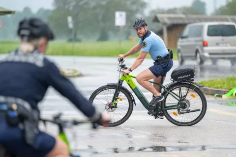 Prevzem policijskih električnih koles v podjetju Elan / Foto: Nik Bertoncelj