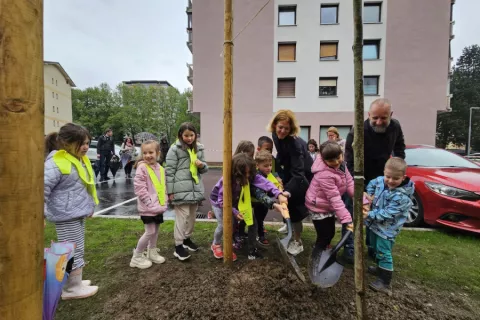 Pri sajenju so sodelovali otroci. / Foto: arhiv Občine Jesenice