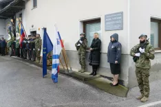 Spominsko ploščo Andreju Košenini sta odkrili medvoška podžupanja Mojca Murnik in predsednica ZDGM Slovenije mag. Lučka Lazarev Šerbec. / Foto: Peter Košenina