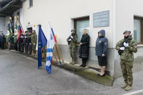 Spominsko ploščo Andreju Košenini sta odkrili medvoška podžupanja Mojca Murnik in predsednica ZDGM Slovenije mag. Lučka Lazarev Šerbec. / Foto: Peter Košenina