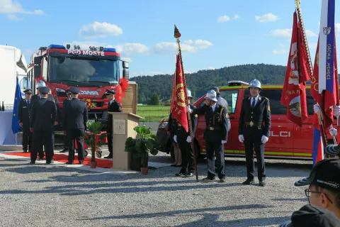 Predaja ključev novih vozil na sobotni slovesnosti v Mostah / Foto: Ana Jagodic Dolžan