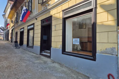 V središču starega mestnega jedra Škofje Loke, ki ga trenutno obnavljajo, je več praznih prostorov. / Foto: Vilma Stanovnik