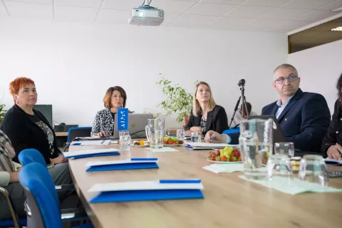 Novinarska konferenca AJPES - predstavitev podatkov o poslovanju družb in podjetnikov gorenjske regije v letu 2024. Na fotografiji - Nina Vrabelj, Uroš Kopavnik, Zdenka Kajdiž in Urška Rihtaršič / Foto: Primož Pičulin