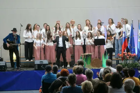 Na koncertu se je šolskemu zboru, bednu in zboru učiteljev pridružil tudi težko pričakovani glasbeni gost Vlado Kreslin. / Foto: Alenka Brun