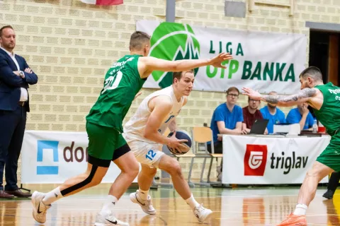 Košarkarji Triglava so v domači dvorani premagali Krko. / Foto: Gaja Lapornik