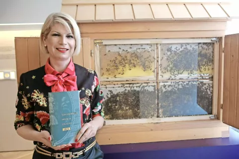 Petra Bole, avtorica nove razstave v Čebelarskem muzeju in direktorica Muzejev radovljiške občine / Foto: Gorazd Kavčič / Foto: 