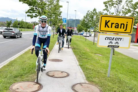 Tabla z napisom Cycle city (kolesarsko mesto) na Primskovem sporoča, da se je Kranj pridružil več kot 150 kolesarskim mestom po izboru podjetja A.S.O., ki bedi nad izvedbo Dirke po Franciji. / Foto: Tina Dokl