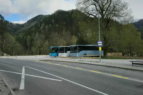 Makadamsko parkirišče, ki to uradno nikoli ni bilo, dobiva drugačno podobo. / Foto: Alenka Brun