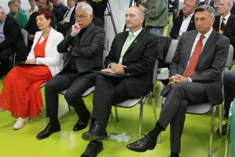 Na slovesnosti: (od leve) državna sekretarka na kmetijskem ministrstvu Maša Žagar, minister za gospodarstvo, turizem in šport Matjaž Han, predsednik zbornice dr. Jože Podgoršek in nekdanji predsednik države Borut Pahor / Foto: Cveto Zaplotnik