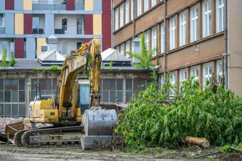 Rušenje Srednja šola Jesenice - prva faza / Foto: Nik Bertoncelj