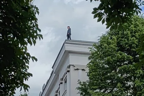 Ljubljana, DZ.Poslanec stranke SDS Andrej Hoivik na robu strehe zgradbe drzavnega zbora. / Foto: Sta