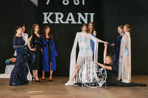 Srečanje srednjih šol za oblikovanje, tekstil in frizerstvo so letos pripravili pod naslovom Ujemi svoje sanje. / Foto: Tina Dokl