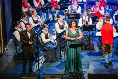 Ljudska zgodba koncert POJKG ob izidu zgoščenkeNa fotografiji mezzosopranistka Monika Bohinec in tenorist Klemen Torkar / Foto: Nik Bertoncelj