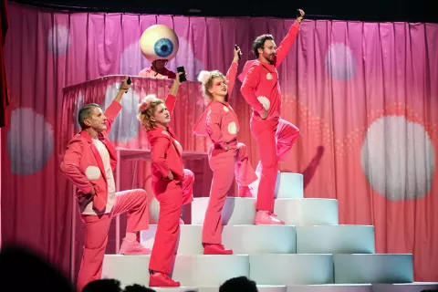 55. Teden slovenske drame Prešernovo gledališče Kranj na fotografiji krstna uprizoritev vesele tragedije Jureta Karasa Gospodarji neumnosti v režiji Tijane Zinajić na fotografiji Anže Vrabec Avtor glasbe korepetitor pianist in igralci Miha Rodman, Borut Veselko, Vesna Pernarčič in Suzana Krevh / Foto: Tina Dokl