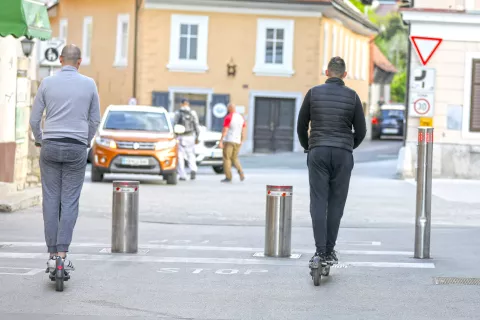električni skiro Škofja loka / Foto: Tina Dokl