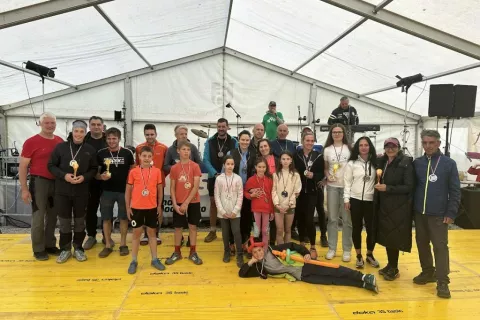 Udeleženci izziva 6 ur Španovega vrha s pokali in medaljami / Foto: arhiv Zavoda za šport Jesenice