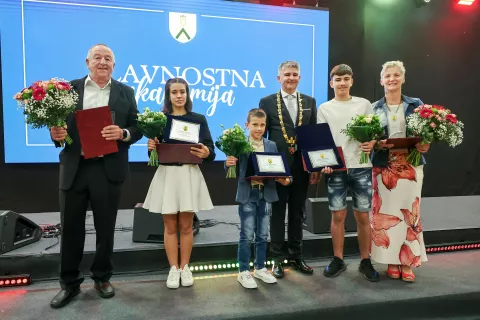 Prejemniki priznanj z županom Jurijem Kernom: Franc Omerzu, Haya Veinhandl Obaid, Timon Grgič, Karim Veinhandl in Mojca Šraj / Foto: Tina Dokl
