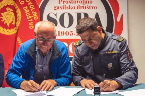 Podpis pogodbe za vozilo PGD Sora / Foto: Arhiv Občine Medvode