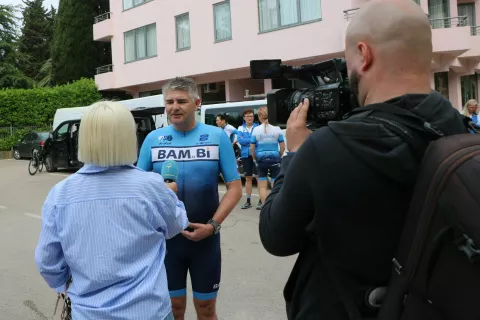 Pred mikrofonom se je dobro znašel Jurij Kern. / Foto: Alenka Brun