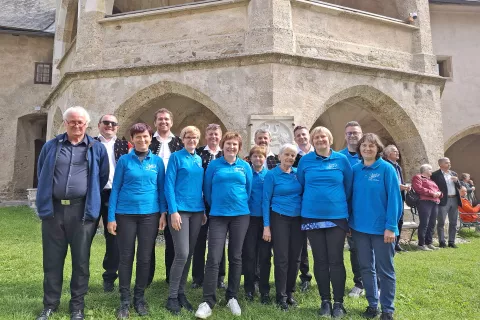 Na nedeljskih slovenskih šmarnicah pri Gospe Sveti je pel tudi mešani pevski zbor Svetega Tilna iz Besnice pod vodstvom Janeza Fabjana. / Foto: Jože Košnjek