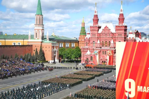 Tak je bil del pogleda na Rdeči trg v Moskvi med parado Dneva zmage, 9. maja 2025. Sodelovale so tudi enote prijateljskih držav. / Foto: Wikipedija