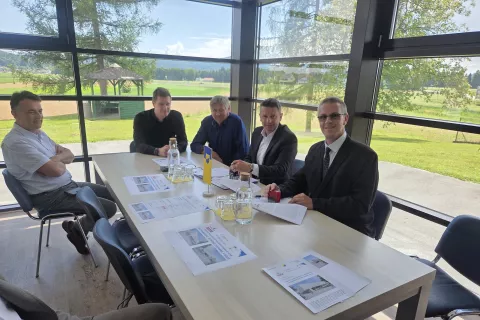 Pogodbo za začetek gradnje sta podpisala župan Aco Franc Šuštar in direktor podjetja Graditelj Bojan Zorman (drugi in prvi z desne). / Foto: arhiv občine