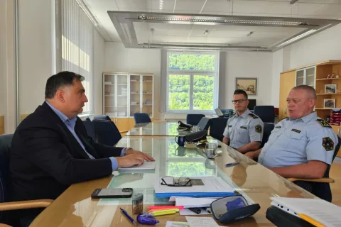Župan Peter Bohinec v pogovoru z direktorjem Policijske uprave Kranj Urošem Povalejem in načelnikom Policijske postaje Jesenice Milanom Radonjićem / Foto: arhiv Občine Jesenice