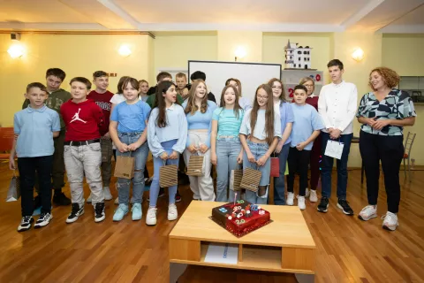 Ob rojstnodnevni torti so skupaj s strokovno vodjo programa Mladinskega centra Tržič Katarino Kuzma zapeli Vse najboljše. / Foto: Peter Košenina