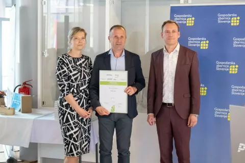 Direktorica GZS – Regionalne zbornice Gorenjska Nina Vrabelj, direktor podjetja Logar trade Zdravko Logar in predsednik ocenjevalne komisije Stanislav Jakelj / Foto: Nik Bertoncelj