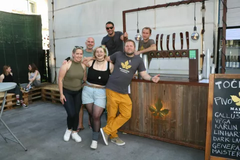 Ekipa Pivovarne Maister s šefom pivovarne Janezom Skokom (desno spredaj) / Foto: Alenka Brun
