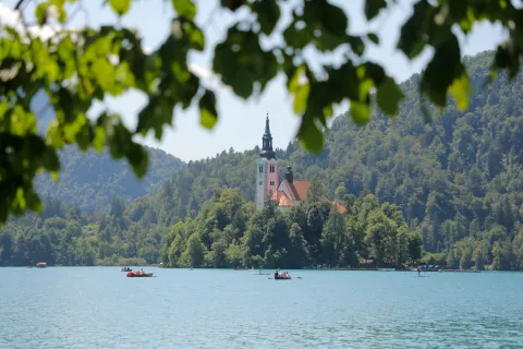 Na dogodku boste lahko pili tudi vodo iz Blejskega jezera, ki ustreza vsem svetovnim zdravstvenim standardom. Fotografija je simbolična. / Foto: Tina Dokl