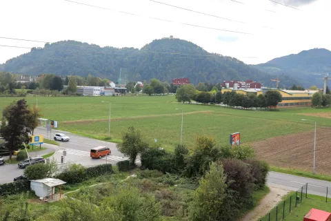 Mestni svet je na januarski redni seji potrdil brezplačen prenos zemljišča na Zlatem polju (med Bleiweisovo cesto in Gimnazijo Franceta Prešerna) državi. / Foto: Tina Dokl