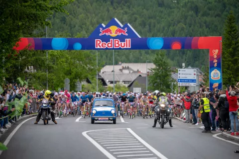 Dogodek vsako leto privabi množico kolesarjev, ki za zabavo ali za rezultat osvojijo vrh prelaza Vršič s poniji. / Foto: Nik Bertoncelj, arhiv Gorenjskega glasa