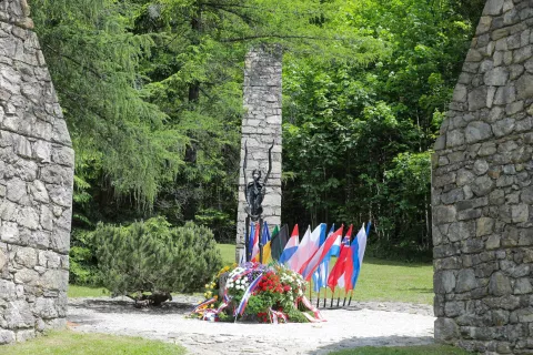 Pred spominsko slovesnostjo bodo k spomeniku Obtožujem položili vence. / Foto: Tina Dokl, arhiv Gorenjskega glasa