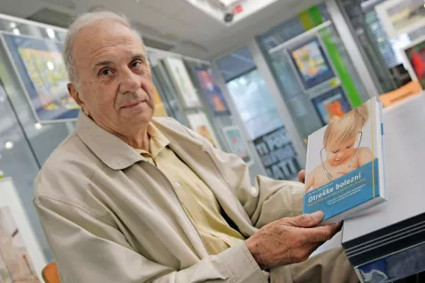Zdravnik Jurij Kurillo (1933-2025) s knjigo o otroških boleznih / / Foto: Foto: Gorazd Kavčič, Arhiv Gorenjskega Glasa