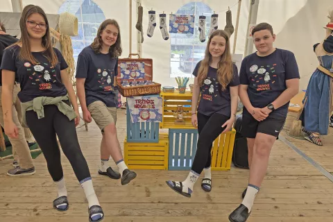 Učenci iz Osnovne šole Tržič so izhajali iz tradicije nogavičarstva, vanje pa so vključili lokalne zgodbe. / Foto: Špela Šimenc