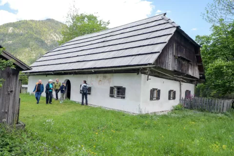 V soboto, 7. junija, bodo z vodenim ogledom znova odprli Pocarjevo domačijo. / Foto: Tina Dokl, arhiv Gorenjskega glasa