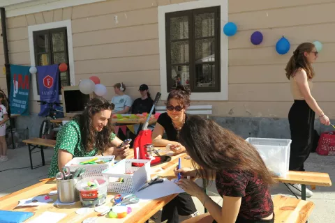 Na Trgu pod gradom so potekale različne ustvarjalne delavnice in družabne igre. / Foto: Vilma Stanovnik