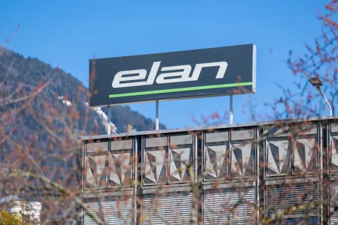 Simbolična fotografija občina Radovljica Begunje na Gorenjskem podjetje Elan / Foto: Nik Bertoncelj