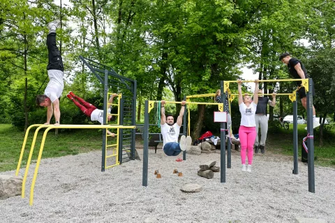 Fitnes na prostem na Škrjančevem je že v uporabi. / Foto: Tina Dokl