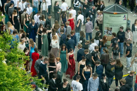 Skupni zaključni ples gorenjskih maturantov Maturantska četvorka 2025 naGregorčičevi ulici pred Mestno knjižnico Kranj / Foto: Primož Pičulin