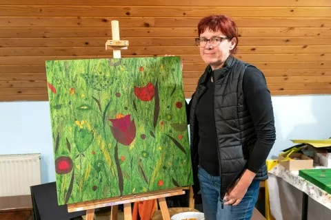 Kolonije se je udeležilo okoli 25 umetnikov, med njimi slikarka Barbara Demšar, ki je ustvarila sliko z motivom travnika in cvetlic. / Foto: Simon Benedičič