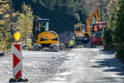 V času del so med delavniki od 7.30 do 17. ure zaradi rekonstrukcije regionalne ceste, ureditve odvodnjavanja in parkirišč na območju vrha prelaza Vršič zapore ceste, predvidoma do 14. junija. / Foto: Nik Bertoncelj