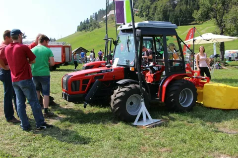 Z dodelitvijo zagonske pomoči mladim kmetom naj bi izboljšali starostno strukturo kmečkih gospodarjev in konkurenčnost kmetij. / Foto: Cveto Zaplotnik