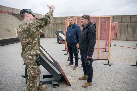 Minister za obrambo mag. Borut Sajovic na ogledu obnove pehotnega strelišča v Crngrobu. / Foto: Primož Pičulin
