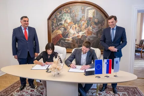 Pogodbo za gradnjo nove šole sta ob prisotnosti ministra za izobraževanje Vinka Logaja in jeseniškega župana Petra Bohinca podpisala v. d. ravnateljice Monika Lotrič in direktor podjetja VG5 Miha Brlan. / Foto: Nik Bertoncelj