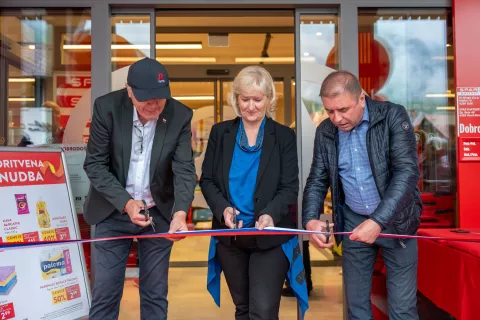 Prerez slavnostnega traku (od leve): Dušan Dermota, Henrika Zupan in Matic Kerpan (Spar Slovenija) / Foto: Nik Bertoncelj