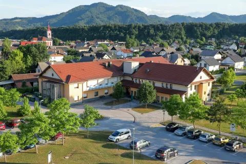 Kdo bo prevzel skrb za stanovalce doma na Stari cesti? / Foto: Tina Dokl